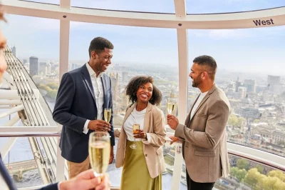 Disfruta del london eye con acceso rápido, copa de moët & chandon servida por tu anfitrión y vistas increíbles de la ciudad. incluye embarque prioritario.