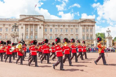 Vive la emoción del cambio de guardia en londres con un paseo guiado desde buckingham hasta westminster, con los mejores puntos para ver la ceremonia y conocer historias locales.