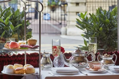 Disfruta del clásico té de la tarde en londres en the rubens, justo al lado de buckingham palace. incluye scones, pasteles, tés selectos y opción de champán. reserva con cancelación flexible.