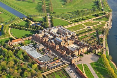 Descubre la historia real de hampton court con una visita guiada, acceso completo al palacio y un té de la tarde junto al río. incluye entrada, guía local y asiento para el té.