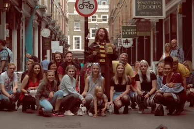 Descubre londres mágico de harry potter en un tour a pie con un guía actor. visita locaciones de película, participa en un quiz de magia y disfruta de un recorrido cómodo por la ciudad.