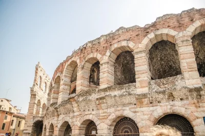 Erlebe die antike verona in der arena mit schnellem einlass, spannenden geschichten eines lokalen guides und einem tollen blick über die piazza bra. eintritt inklusive.