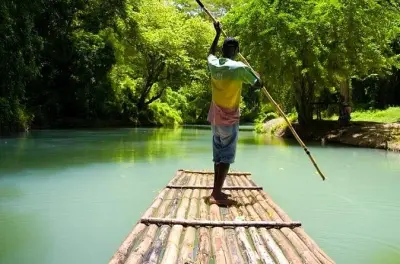 Bambusfloßfahrt auf dem Martha Brae River ab Montego Bay
