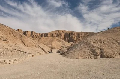 Entdecke luxors antike gräber, besuche den hatshepsut-tempel und staune bei den kolossen von memnon – private halbtages-tour mit hoteltransfer und Ägyptologen-guide.