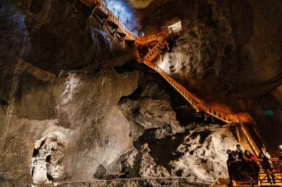 Découvrez la fraîcheur et le silence millénaire de la mine de sel de wieliczka lors d’une demi-journée depuis krakow, avec billet d’entrée, visite guidée et transfert inclus.