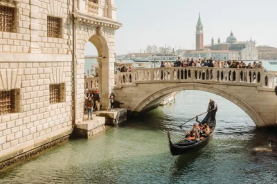 Venedig an einem tag erleben – spaziergang über die rialtobrücke, gondelfahrt, ohne anstehen zum dogenpalast & markusdom. kleine gruppen, lokaler guide, tickets inklusive.