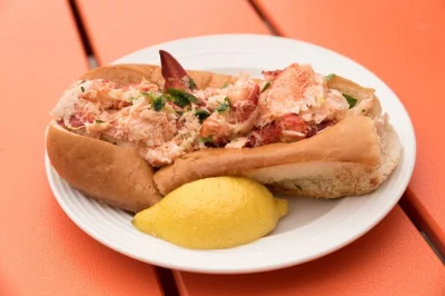Sample boston’s north end with clam chowder, lobster roll, cannoli, and more on a walking food tour led by locals. includes 6+ tastings and easy meeting point.