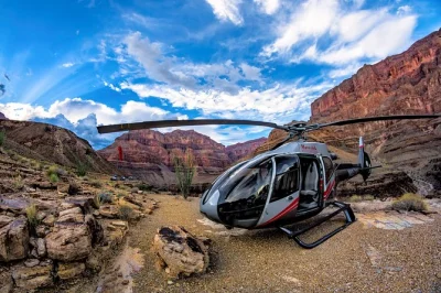 Erlebe einen atemberaubenden helikopterflug vom grand canyon ab las vegas, lande mitten im canyon für einen champagner-toast und fliege zurück über den strip. inklusive hoteltransfer.