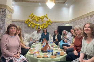 Descubre marrakech desde una casa local, aprende recetas marroquíes en una clase práctica, comparte historias y disfruta de un almuerzo casero. incluye comida y bebida.