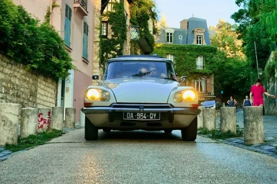 Sinta a brisa a bordo de um clássico citroën ds enquanto conhece ícones de paris como montmartre, champs-Élysées e torre eiffel. inclui transfer e guia local.