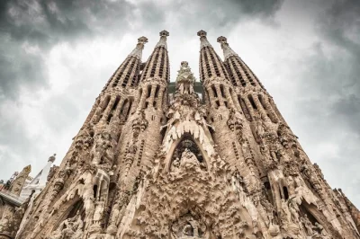 Erlebe die sagrada familia in barcelona mit schnellem einlass, höre gaudís geschichten von einem leidenschaftlichen guide und genieße eine intime tour ohne warteschlangen.