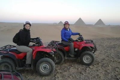 Siente la emoción de un paseo en atv cerca de las pirámides de giza, captura fotos con un guía local y disfruta de la comodidad de la recogida en tu hotel. agua incluida para tu aventura en el desi