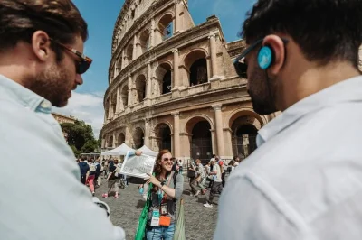 Explore o coração antigo de roma com um tour em grupo pequeno pelo coliseu, entrada sem fila e histórias contadas por um historiador local. ingressos e fones inclusos.