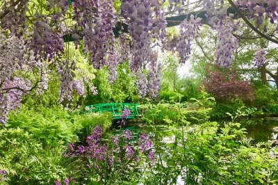 Explore o mundo de monet em um passeio particular a giverny saindo de paris, com entrada sem fila, guia historiador de arte e transporte de luxo com ida e volta. inclui busca no hotel.