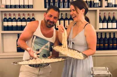 Em roma, aprenda a fazer massa e tiramisu perto do vaticano com um chef local, vinho à vontade e receitas para levar para casa.