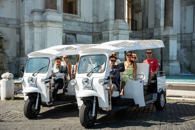 Sinta a energia das ruas de roma em um passeio privado de tuktuk elétrico, com pickup no hotel, guia local e um brinde com prosecco no gianicolo. veja coliseu, escadaria espanhola e muito mais.