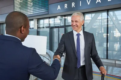 Chegue no cairo e encontre seu nome na recepção — transfer privado do aeroporto com recepção, água mineral gelada e transporte direto ao hotel para uma chegada tranquila.