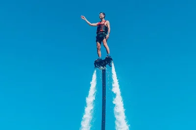 Découvrez le flyboard à dubai pendant 30 minutes. apprenez avec des pros, planez au-dessus des eaux chaudes et repartez avec des photos souvenirs.