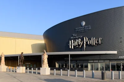 Descubre el mundo de harry potter en warner bros. studio londres, recorre el gran comedor, visita diagon alley y gringotts. traslados de ida y vuelta desde londres incluidos.