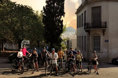 Erlebe die goldene stunde in athen mit dem fahrrad – vorbei an antiken stätten und lebendigen vierteln in kleiner gruppe. inklusive rad, helm und englischsprachigem guide.