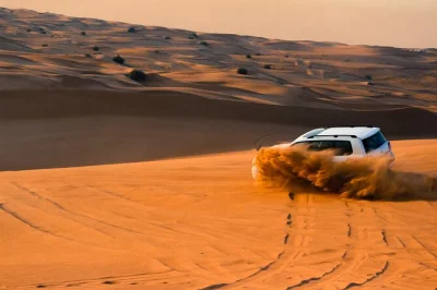 Vivi l’emozione di un safari nel deserto del qatar con dune bashing, giri in cammello, sandboarding e visita al mare interno. include pick-up in hotel e guida locale.