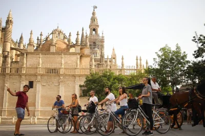 Entdecke sevilla per rad: plaza de españa, triana & santa cruz mit guide. inklusive fahrrad, helm und tipps für deinen aufenthalt.