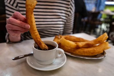 Entdecke sevillas lebendige straßen bei einer food-tour mit frischen churros, vermut und mehr als einem dutzend andalusischer tapas. inklusive spaziergang, drinks & guide.