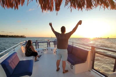 Erlebe delfine bei sonnenuntergang, genieße ein getränk und bewundere den sanibel leuchtturm vom wasser aus auf dieser fort myers beach tour – inklusive drinks und barrierefrei.