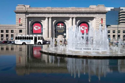 Scopri kansas city a bordo di un trolley d’epoca climatizzato: visita il museo della prima guerra mondiale, il quartiere jazz di 18th & vine e il vivace centro città in 90 minuti indimenticabili.