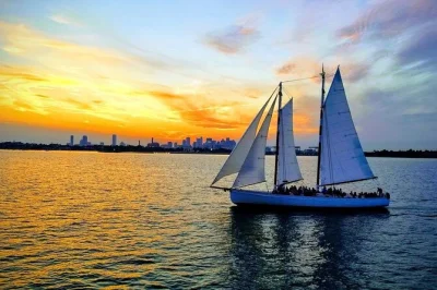 Profitez d’une voile au coucher du soleil à boston harbor, en passant par castle island et la skyline, dans une ambiance conviviale et intimiste. croisière de 2 heures incluse.
