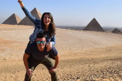Descubre las pirámides de giza, monta en camello junto a la esfinge, explora el bazar khan el-khalili y visita el museo egipcio con traslado incluido.