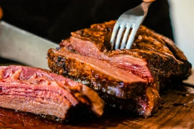 Descubre los sabores de buenos aires en palermo: asado, empanadas y platos típicos con guía local y bebidas incluidas. reserva y vive la auténtica experiencia argentina.