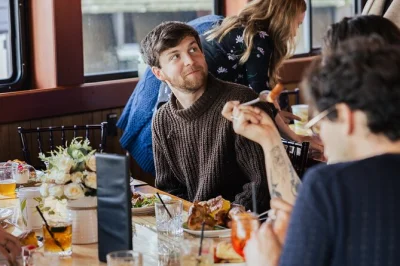 Gusta un brunch durante una crociera di 2 ore nel boston harbor, ammirando lo skyline, l’uss constitution e le isole. buffet incluso, narrazione leggera e imbarco semplice.