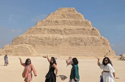 Entdecke memphis, erkunde die stufenpyramide von saqqara und steig in dahshurs rote pyramide ein – private tagestour ab kairo mit Ägyptologen und hotelabholung.