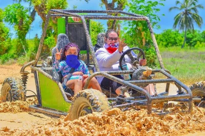 Erlebe punta cana mit atv-fahrten, schwimmen in einer versteckten wasserhöhle, frischem kakao auf einer lokalen ranch und entspannung am macao beach. inklusive abholung.