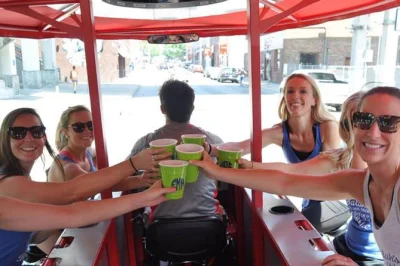 Diversão em scottsdale pedalando em party bike por bares animados em old town, com promoções exclusivas, cooler cheio e vista para o deserto.
