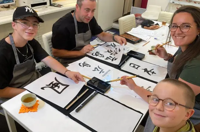 Laboratorio di calligrafia giapponese a Hiroshima vicino al Parco Pace