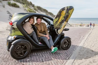 Descubre las dunas, playas y pueblos de holanda meridional en un twizy eléctrico para dos, con guía por audio gps. paradas, fotos y ritmo a tu medida.