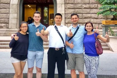 Descubre hangzhou con un paseo en barco por west lake, recorre los mercados de la calle hefang y disfruta del auténtico té dragon well. incluye recogida privada.