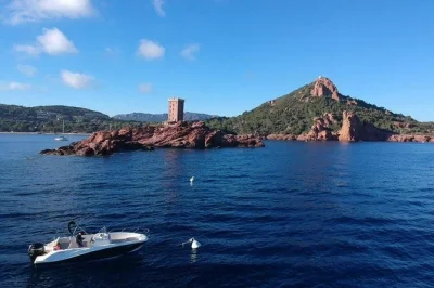 Sinta a brisa salgada de saint-raphaël enquanto navega pelas grutas vermelhas do esterel, mergulha com snorkel incluso e ouve histórias do seu skipper local. acessível para cadeirantes.