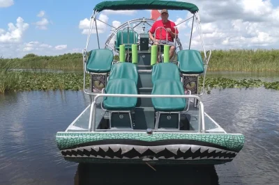 Erlebe die florida everglades hautnah auf einer privaten airboat-tour ab palm beach. entdecke wilde tiere, lausche spannenden geschichten und tauche tief in die natur ein – inklusive privatem boot.