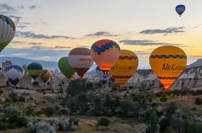 Volo in mongolfiera a Goreme: Alba sulle formazioni rocciose