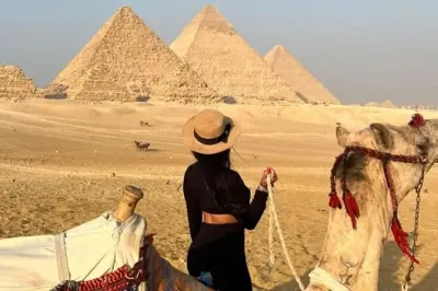 Giza Pyramids Sunrise Tour: Camel Ride & Breakfast