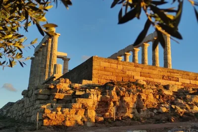 Erlebe die frische brise der athener riviera, entspanne am vouliagmeni-see und genieße den sonnenuntergang am poseidontempel. kleine gruppe, hotelabholung und lokale geschichten inklusive.