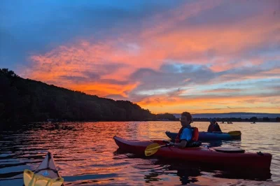 Disfruta de remar al atardecer en el lago nickajack, observa miles de murciélagos salir de la cueva y escucha las historias de tu guía local. equipo incluido y horario en hora del este.