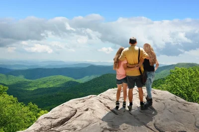 Erlebe die sprühnebel der pisgah-wasserfälle, wandere mit einem naturführer durch den wald und genieße die ausblicke entlang der blue ridge parkway – inklusive snacks, guide und transport.