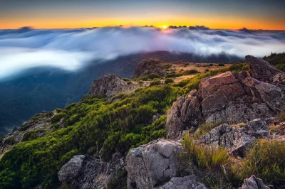 Acorde no escuro em madeira, caminhe sob as estrelas e veja o nascer do sol no pico ruivo. inclui traslado do hotel, guia local e lanternas para o começo cedo.