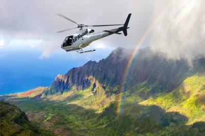 Erlebe den wind bei einem türen-off hubschrauberflug über kauai mit spektakulären klippen der na pali küste, den bunten schluchten des waimea canyon und dem mystischen mt. waialeale. alle gebühre