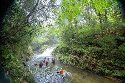 Vive la emoción del river trekking cerca de hiroshima, sube cascadas y sumérgete en pozas naturales con guía local. incluye equipo, entrada a onsen y opciones de traslado.