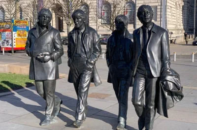 Descubre la historia musical de liverpool con un tour a pie de los beatles y un guía blue badge. visita cavern club, royal albert dock y la estatua de los beatles. niños gratis.